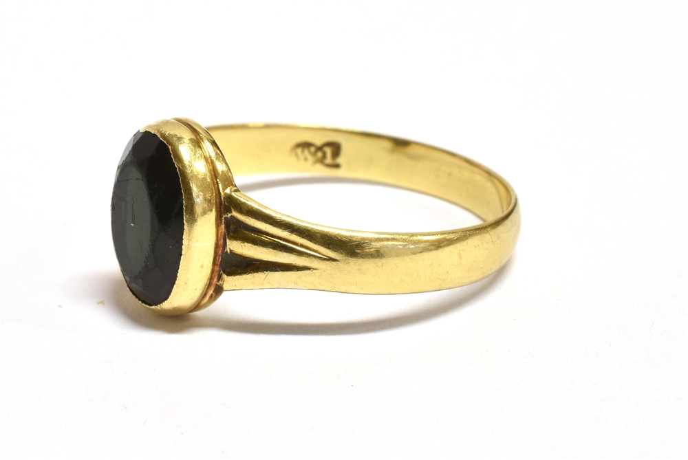 AN 18CT GOLD GARNET TOPPED DOUBLET SINGLE STONE DRESS RING The oval faceted stone measuring 0.9cm x - Image 4 of 4