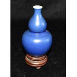 A SMALL CHINESE DOUBLE GOURD SHAPED PORCELAIN VASE with underglaze blue double circle mark to