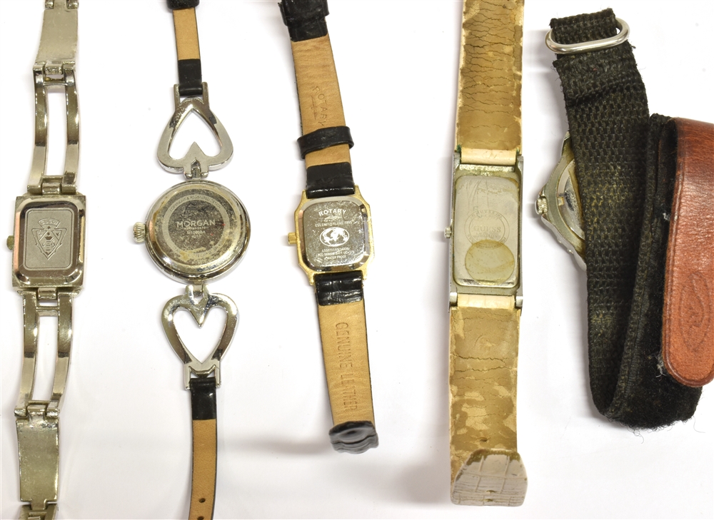 A COLLECTION OF FIVE FASHION WATCHES to include a ladies Rotary and Gucci - Bild 3 aus 3