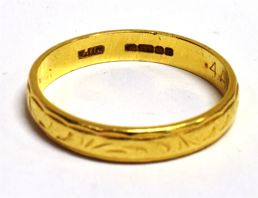 AN 18CT GOLD ENGRAVED PATTERN BAND RING The ring with faded hallmark, band width 0.4cm, ring size S, - Image 3 of 3