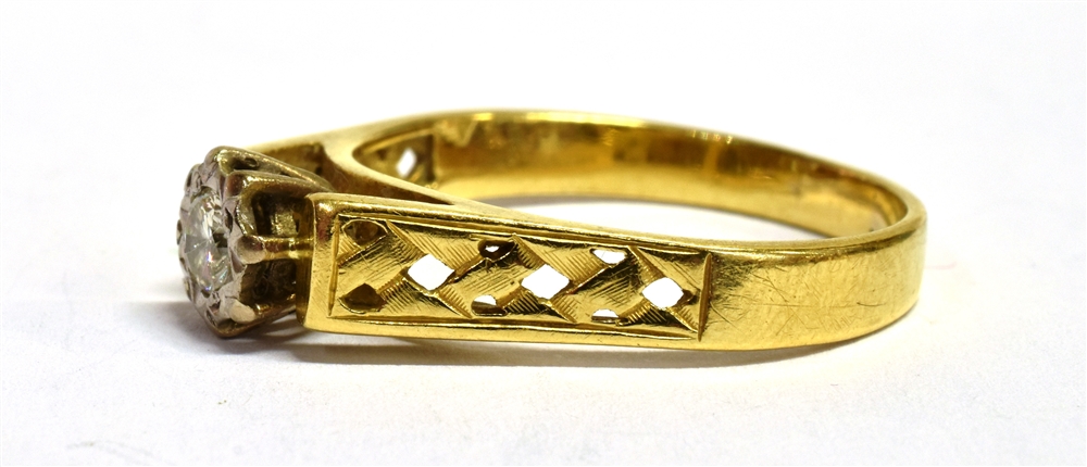 A VINTAGE 18CT GOLD DIAMOND RING The round cut diamond measuring approx. 0.25cm in diameter in a - Image 3 of 4