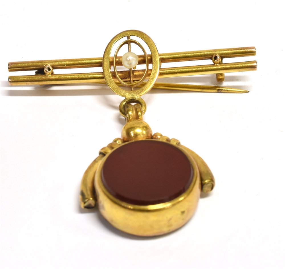 A MARKED 9C BLOODSTONE SPINNER BAR BROOCH the brooch with central seed pearl detail with a drop