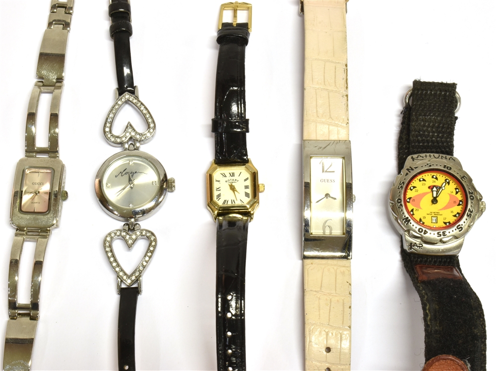 A COLLECTION OF FIVE FASHION WATCHES to include a ladies Rotary and Gucci - Bild 2 aus 3