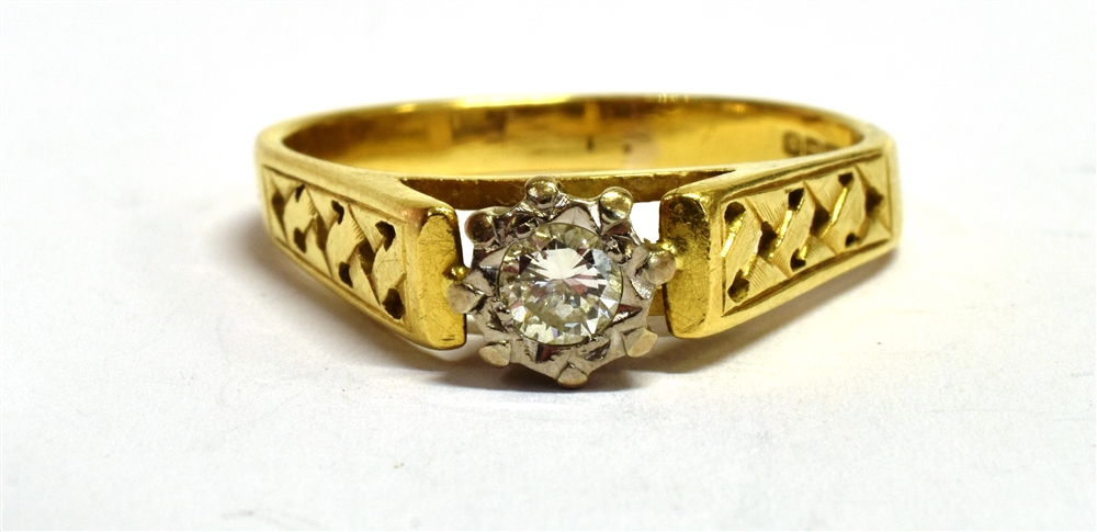A VINTAGE 18CT GOLD DIAMOND RING The round cut diamond measuring approx. 0.25cm in diameter in a