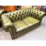 A TWO SEATER GREEN LEATHER BUTTON UPHOLSTERED CHESTERFIELD SOFA