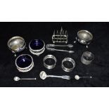 A COLLECTION OF SILVER AND SILVER PLATE to include a silver toast rack, two silver condiment