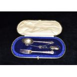 A SMALL COLLECTION OF SILVER AND JEWELLERY comprising a cased silver spoon and fork, a silver vesta,