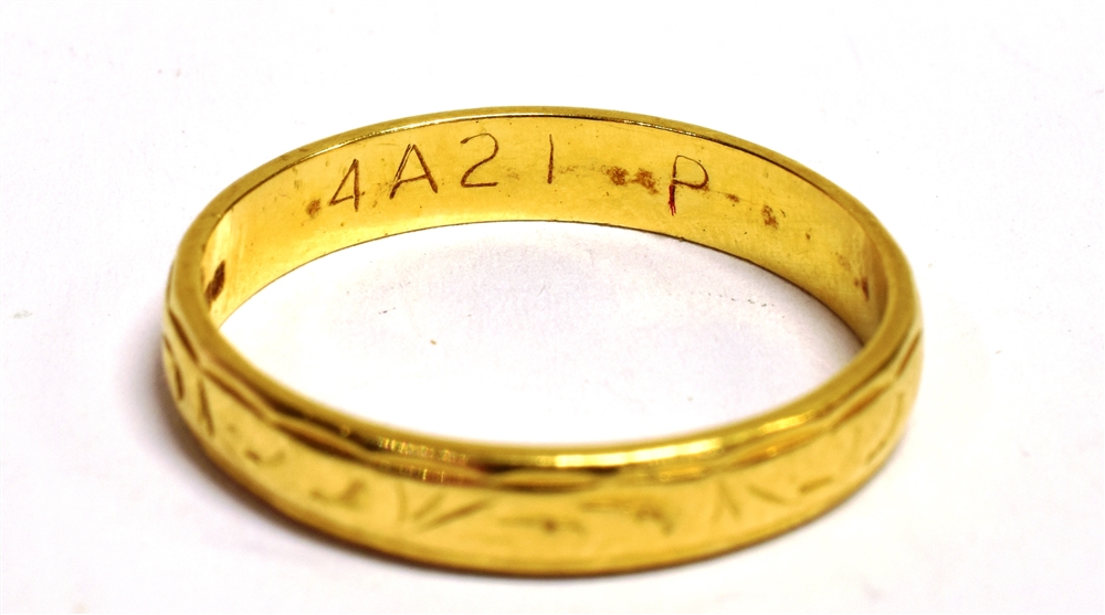 AN 18CT GOLD ENGRAVED PATTERN BAND RING The ring with faded hallmark, band width 0.4cm, ring size S, - Image 2 of 3