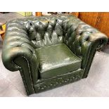A GREEN LEATHER BUTTON UPHOLSTERED CLUB ARMCHAIR