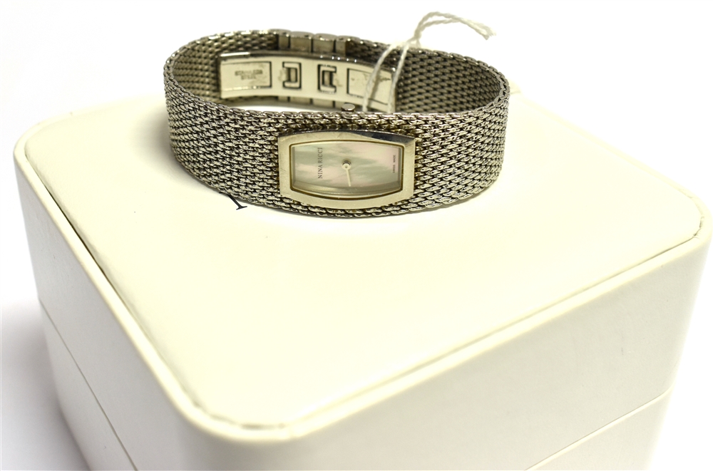 A LADIES NINA RICCI STEEL BRACELET WATCH The mother of pearl dial insert to a steel mesh bracelet, - Bild 2 aus 5