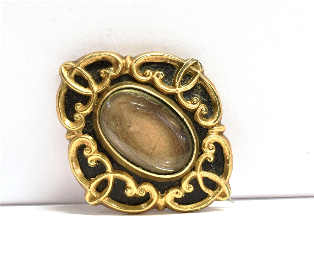 A MEMORIAL BROOCH/PENDANT the brooch in black enamel, the glass fronted hair panel mounted in yellow