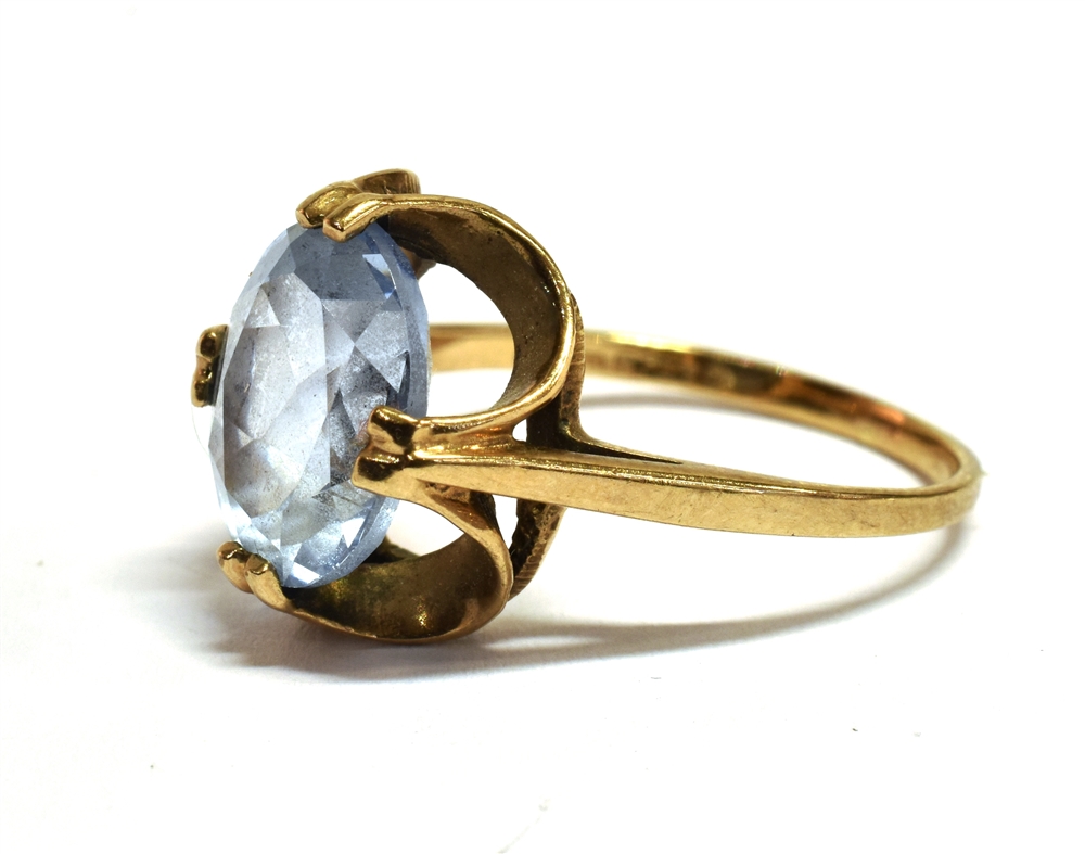 A 9CT GOLD AQUAMARINE COCKTAIL RING the facetted oval aquamarine measuring 0.9 x 0.7cm, shank with - Image 3 of 4