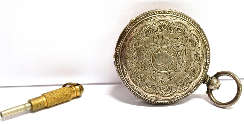 AN ORNATE SILVER CASED POCKET WATCH with key, case measurement 3.7cm, weight with attached key - Bild 3 aus 3