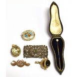 A COLLECTION OF SIX ITEMS OF LATE 19TH/EARLY 20TH CENTURY JEWELLERY a marked 375 horse shoe