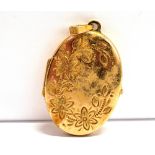 A FLORAL ENGRAVED PHOTO LOCKET The oval yellow metal locket with bale stamped 375, measuring 2.8cm x