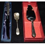 A SMALL COLLECTION OF SILVER AND SILVER PLATE A boxed silver handled shell and thread patterned