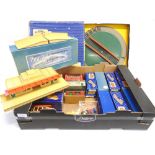 [OO GAUGE]. A HORNBY DUBLO TRACK & LINESIDE ACCESSORY COLLECTION comprising a D1 Through Station,