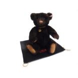 A STEIFF COLLECTOR'S TEDDY BEAR, 'DUNCAN' (EAN 681141), dark brown, limited edition 220/1906, with