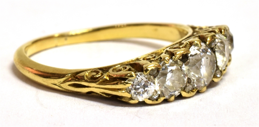 AN OLD CUT DIAMOND FIVE STONE BOAT RING The five graduated diamonds measuring approx 2,5mm -- 3,5mm - Bild 2 aus 3