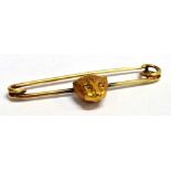 A DIAMOND SET FOX HEAD SAFETY PIN BROOCH the brooch in unmarked yellow metal featuring a textured