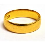 A 22CT GOLD BAND RING hallmarked for Birmingham 1918, maker HB, band width 5mm, ring size O ½,