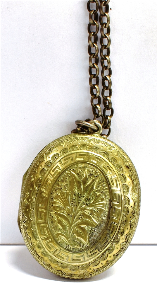 AN EARLY 20TH CENTURY LARGE WHITE METAL LOCKET WITH CHAIN the unmarked locket, heavily embossed with - Image 2 of 4