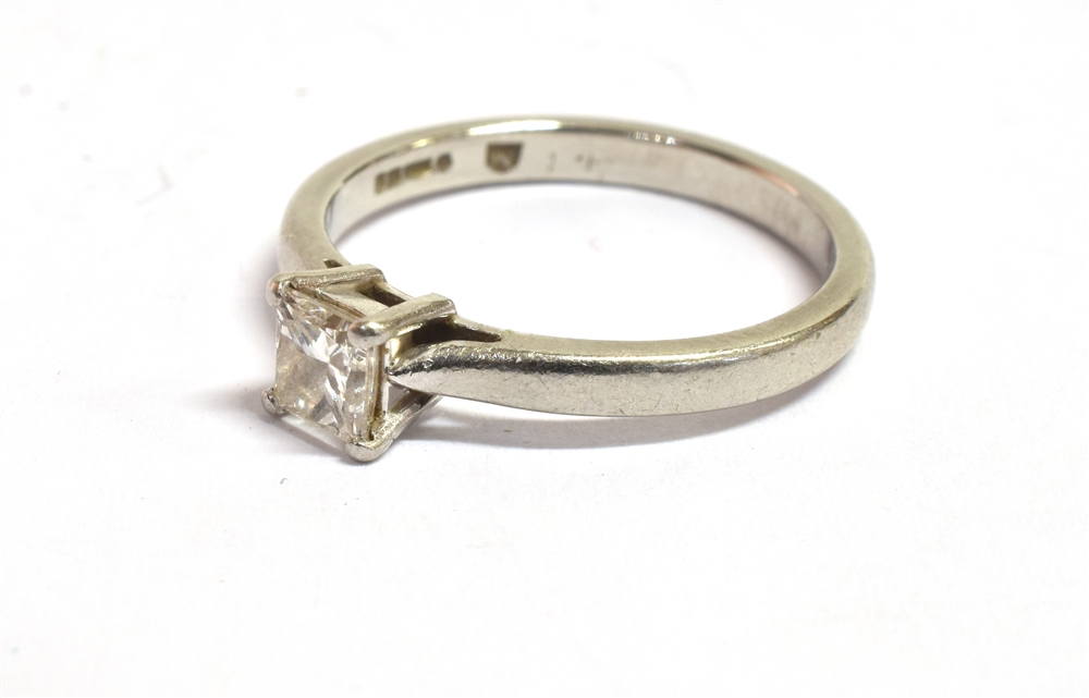 A PLATINUM PRINCESS CUT DIAMOND SOLITARIE RING The princess cut diamond measuring approx. - Image 4 of 4