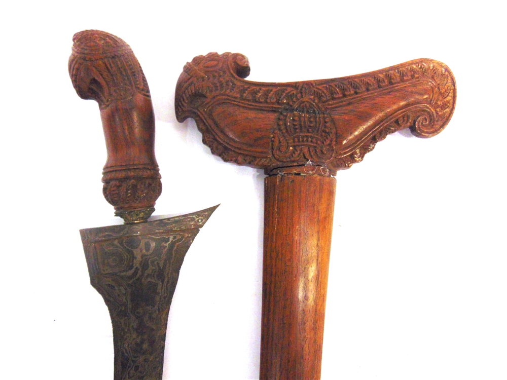 MILITARIA - AN INDONESIAN KRIS of typical form, the 37cm straight blade with decorative pamor, the - Bild 2 aus 7