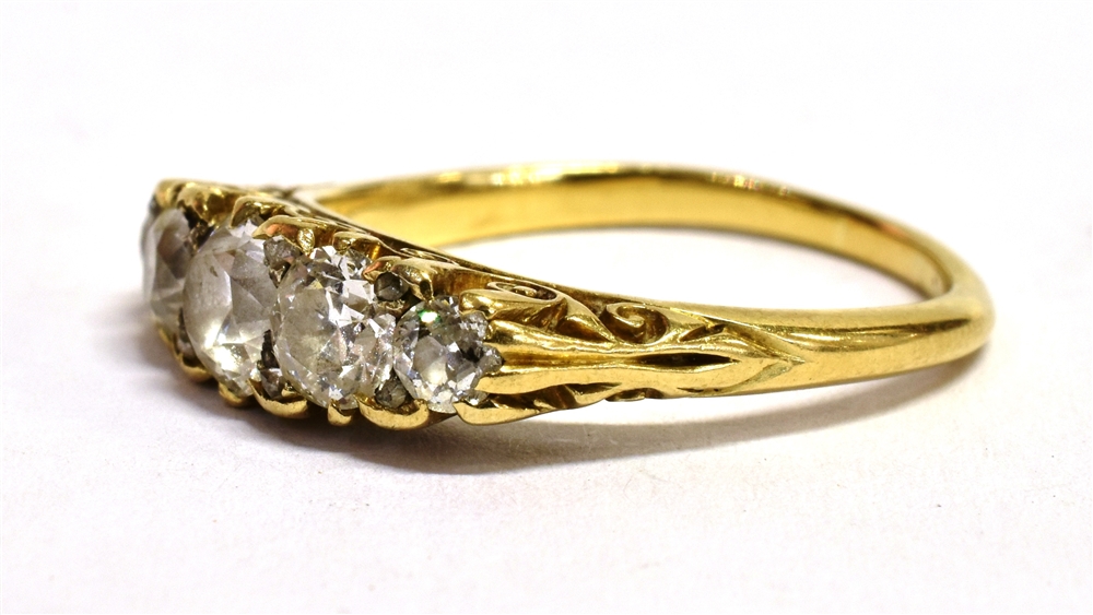 AN OLD CUT DIAMOND FIVE STONE BOAT RING The five graduated diamonds measuring approx 2,5mm -- 3,5mm - Bild 3 aus 3