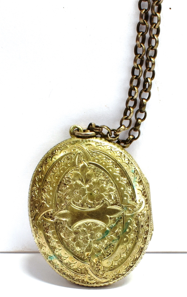 AN EARLY 20TH CENTURY LARGE WHITE METAL LOCKET WITH CHAIN the unmarked locket, heavily embossed with - Image 3 of 4