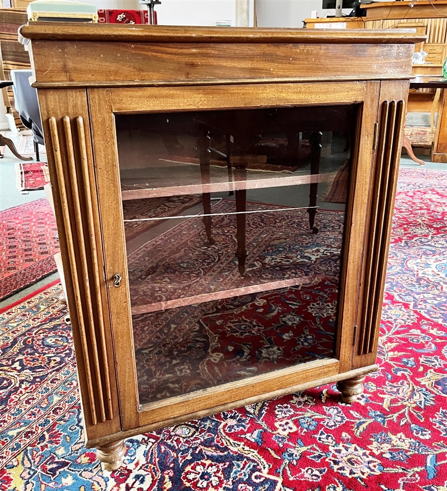 A SMALL MAHOGANY GLAZED BOOKCASE 72cm wide 32cm deep 86cm high Condition Report : good condition,