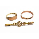 THREE ITEMS OF JEWELLERY A/F A stamped 15ct part bar brooch weight 1.3g, two 9ct rings A/F weight
