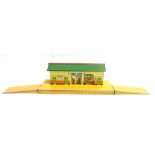[O GAUGE]. A HORNBY TINPLATE STATION with a sand-yellow platform and a matching pair of ramps,