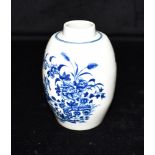 AN 18H CENTURY WORCESTER FIRST PERIOD PORCELAIN TEA CADDY of barrel form, decorated in the 'Fence'