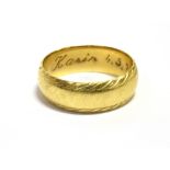 A VINTAGE 18CT GOLD WIDE BAND RING the ring with engraved ribbed pattern borders, measuring 7mm