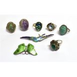 SIX VINTAGE RINGS AND TWO BROOCHES Four rings marked 925 or silver, two metal, stones include