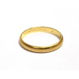 A STAMPED 750 YELLOW METAL BAND RING Size K, weight 1.7g