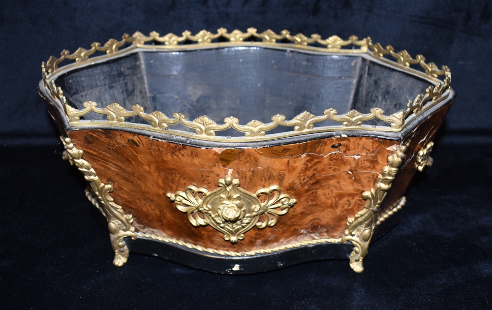 A FRENCH GILT METAL MOUNTED KINGWOOD CACHE POT of serpentine form, 36cm wide Condition Report : - Image 3 of 4