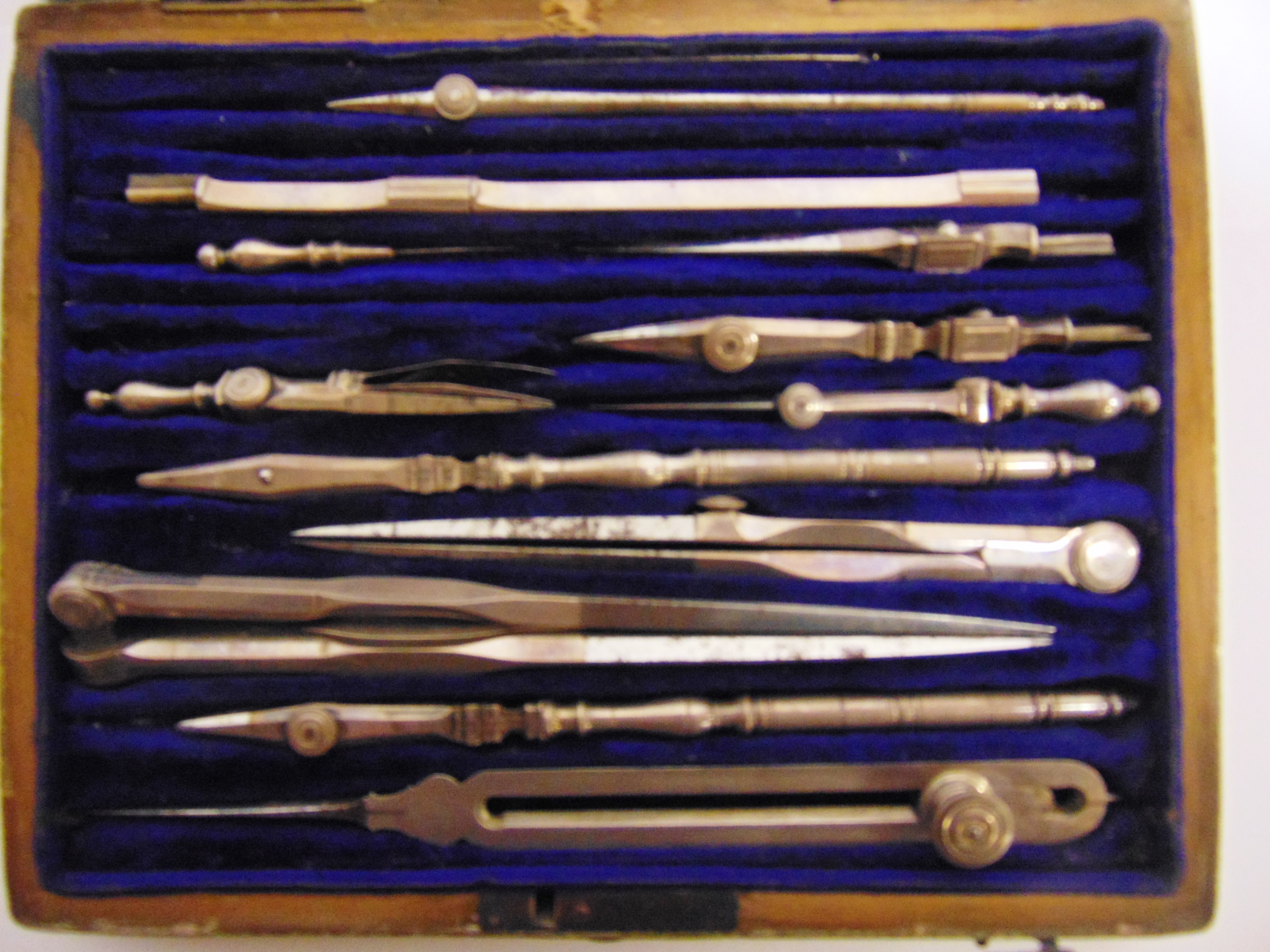 AN EARLY 19TH CENTURY PART-SET OF DRAWING INSTRUMENTS one divider marked 'Hammond Fecit', in a - Image 8 of 11