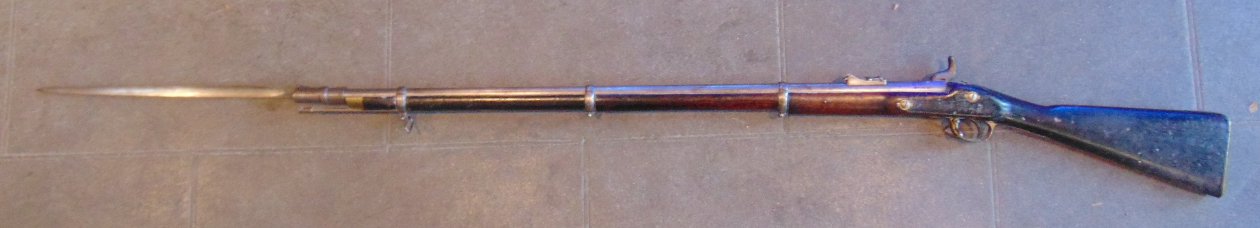 A 19TH CENTURY THREE-BAND PERCUSSION RIFLE the lockplate engraved '[crown] VR' and impressed '1860 / - Image 7 of 7