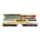FIVE ASSORTED FOUNTAIN PENS comprising a Parker 'Duofold', blue, cased; Parker 'Junior', blue,