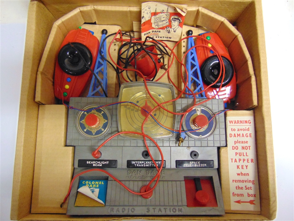 A MERIT NO.3110, DAN DARE SPACE CONTROL RADIO STATION boxed. Condition Report : Not tested. - Image 2 of 3