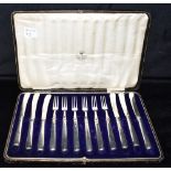 A CASED COLLECTION OF TWELVE SILVER HANDLED KNIVES AND CAKE FORKS Hallmarked for Sheffield 1904
