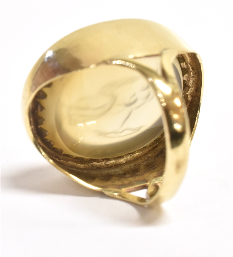 LARGE INTAGLIO SIGNET RING the intaglio in clear glass crystal carved with nude female Archer - Image 2 of 3