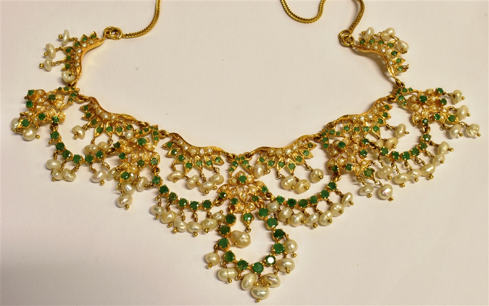 A SUITE OF YEMENI GOLD, EMERALD AND BAROQUE PEARL JEWELLERY A stamped 21k emerald and pearl collar - Image 3 of 7
