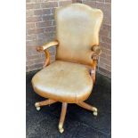 A LEATHER UPHOLSTERED OAK RECLINING SWIVEL OFFICE ARMCHAIR on five prong brass capped base with