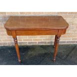 AN EDWARDIAN MAHOGANY TEA TABLE with line inlaid decoration, on turned supports, 91cm wide Condition