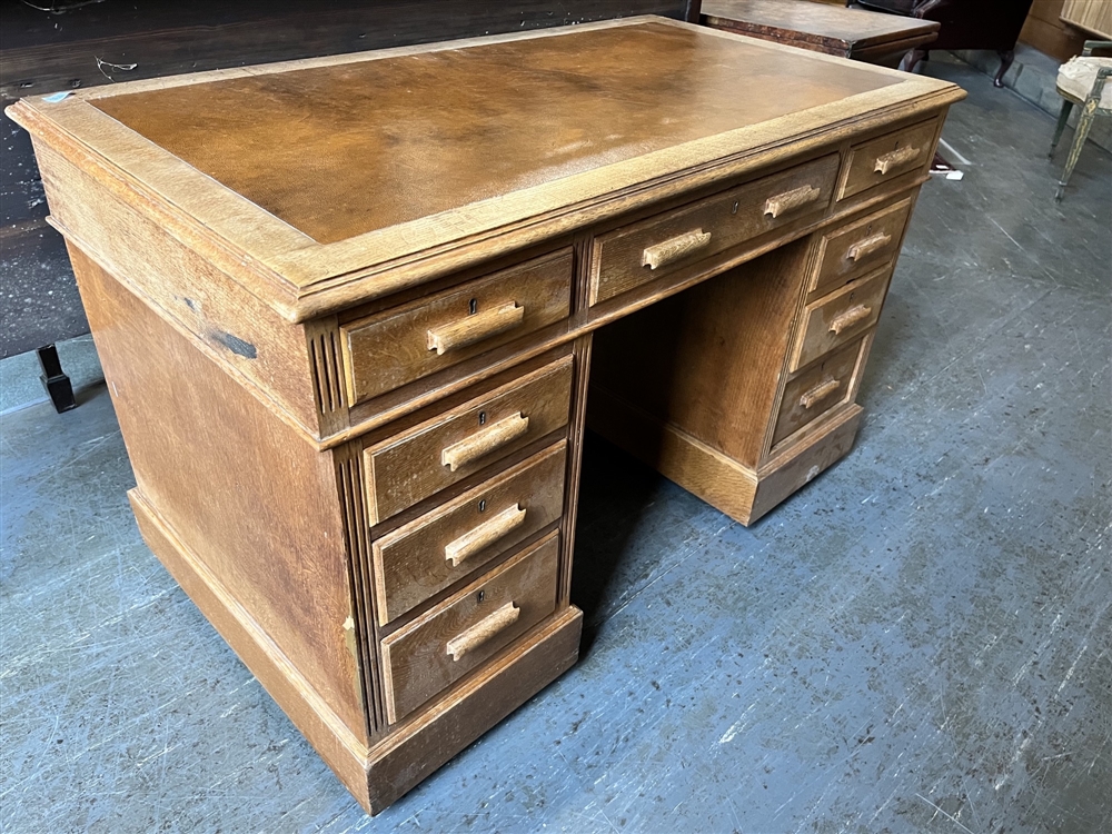 A TWIN PEDESTAL OAK DESK 121cm wide 68cm deep 76cm high - Image 2 of 3