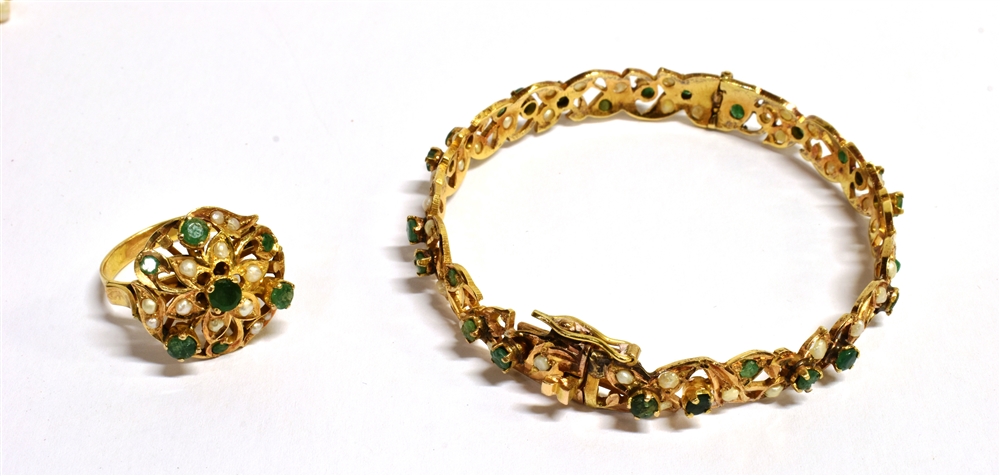 A SUITE OF YEMENI GOLD, EMERALD AND BAROQUE PEARL JEWELLERY A stamped 21k emerald and pearl collar - Image 5 of 7