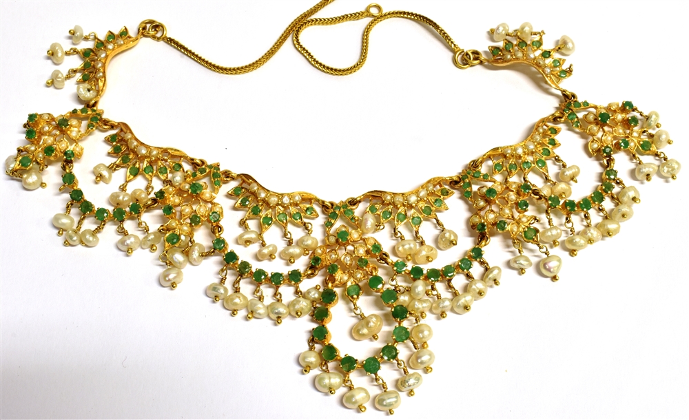 A SUITE OF YEMENI GOLD, EMERALD AND BAROQUE PEARL JEWELLERY A stamped 21k emerald and pearl collar - Image 2 of 7